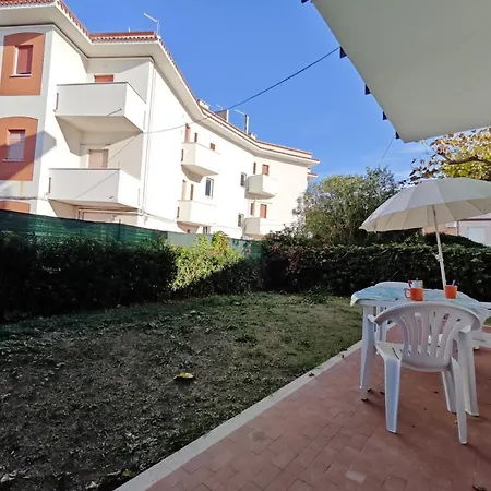 R04 - Comodo Trilocale Con Giardino E Posto Auto
