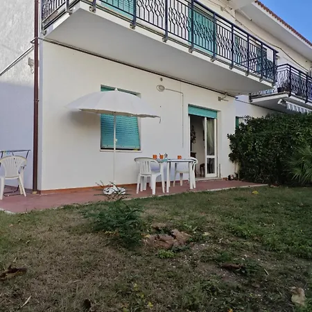 R04 - Comodo Trilocale Con Giardino E Posto Auto Apartamento