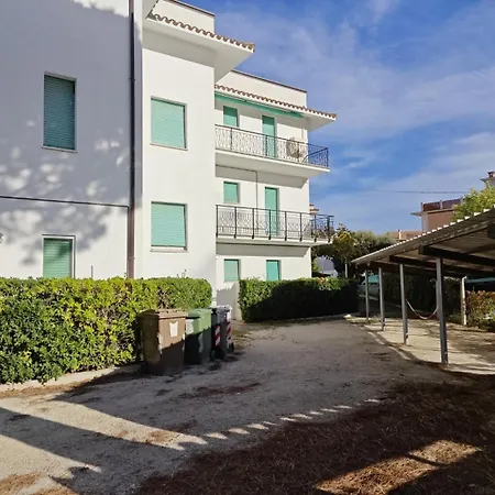 R04 - Comodo Trilocale Con Giardino E Posto Auto Apartamento Numana